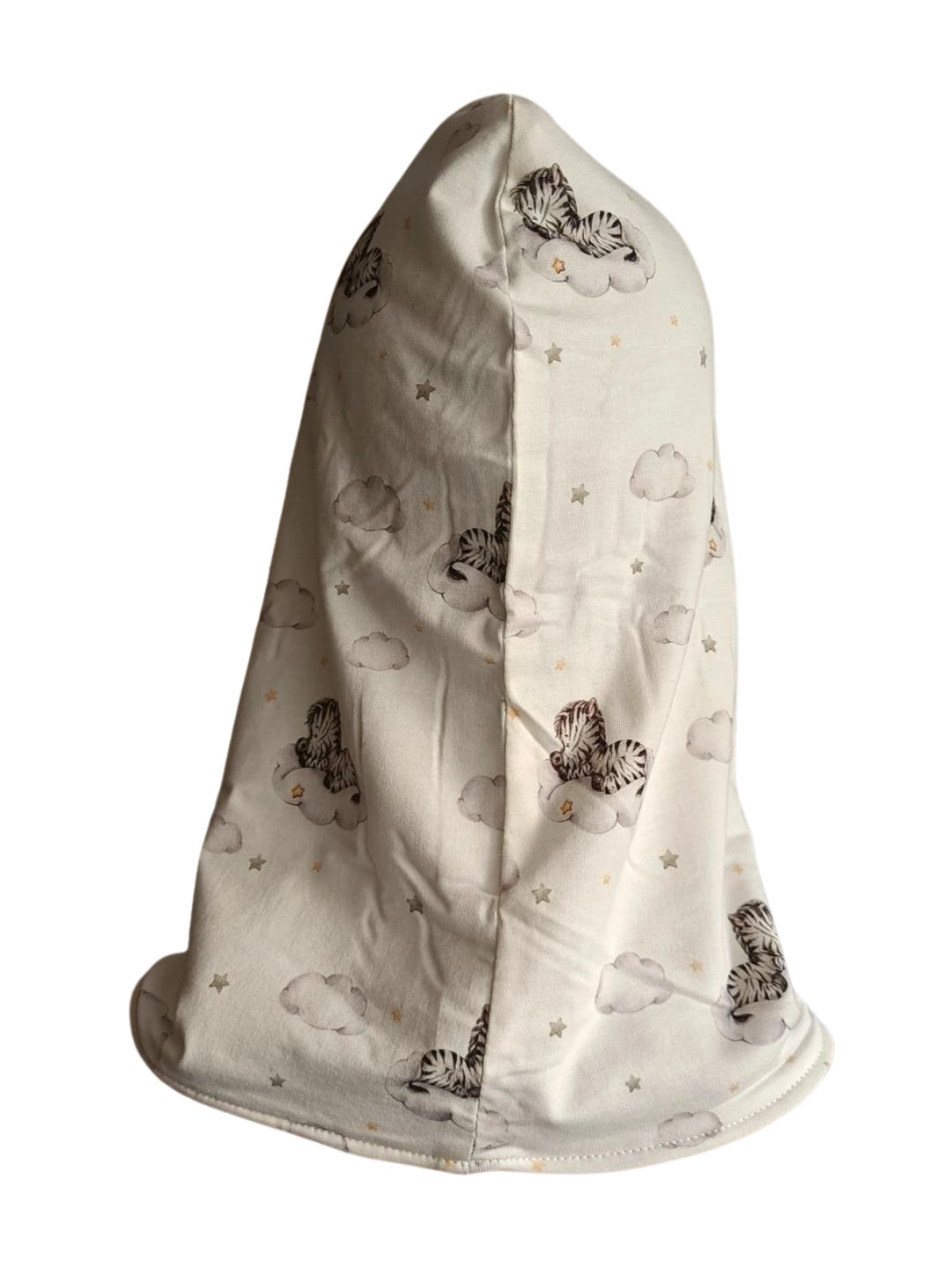 Vista lateral del Buff’n’hood mostrando la caída suave de la capucha y el estampado de cebritas.