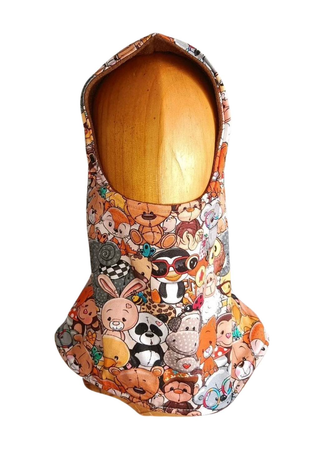 Buff'n'hood infantil con estampado de peluches multicolor, capucha colocada sobre maniquí de madera.
