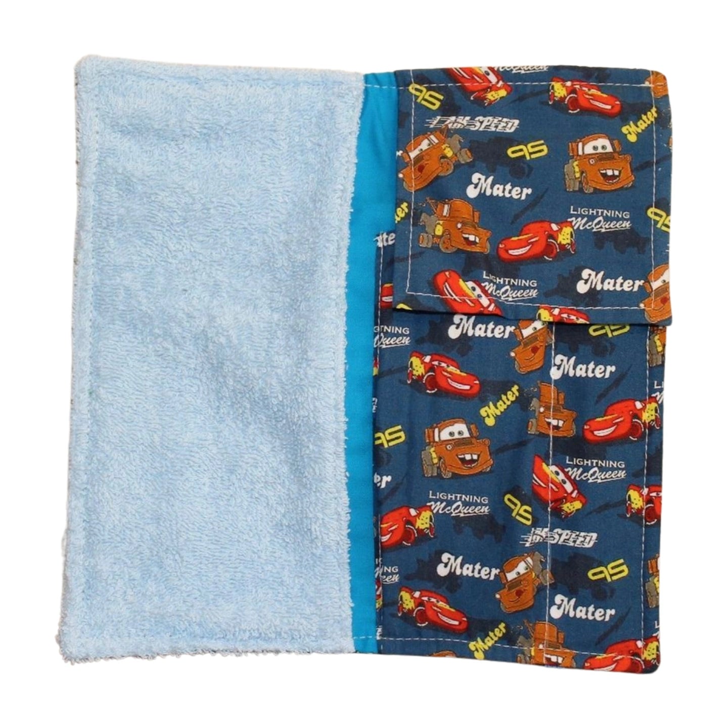 Interior del kit dental infantil de Cars con toalla azul y bolsillo plastificado con estampado de Rayo McQueen y Mate
