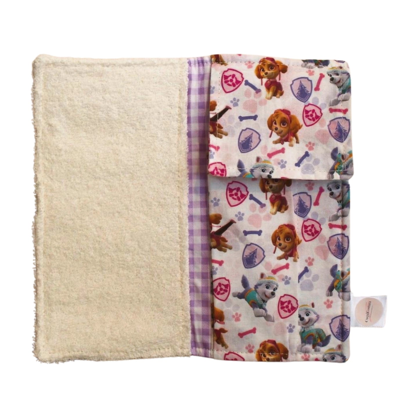 Kit dental infantil artesanal abierto con estampado de Skye y Everest, con interior de toalla y fondo blanco para catálogo