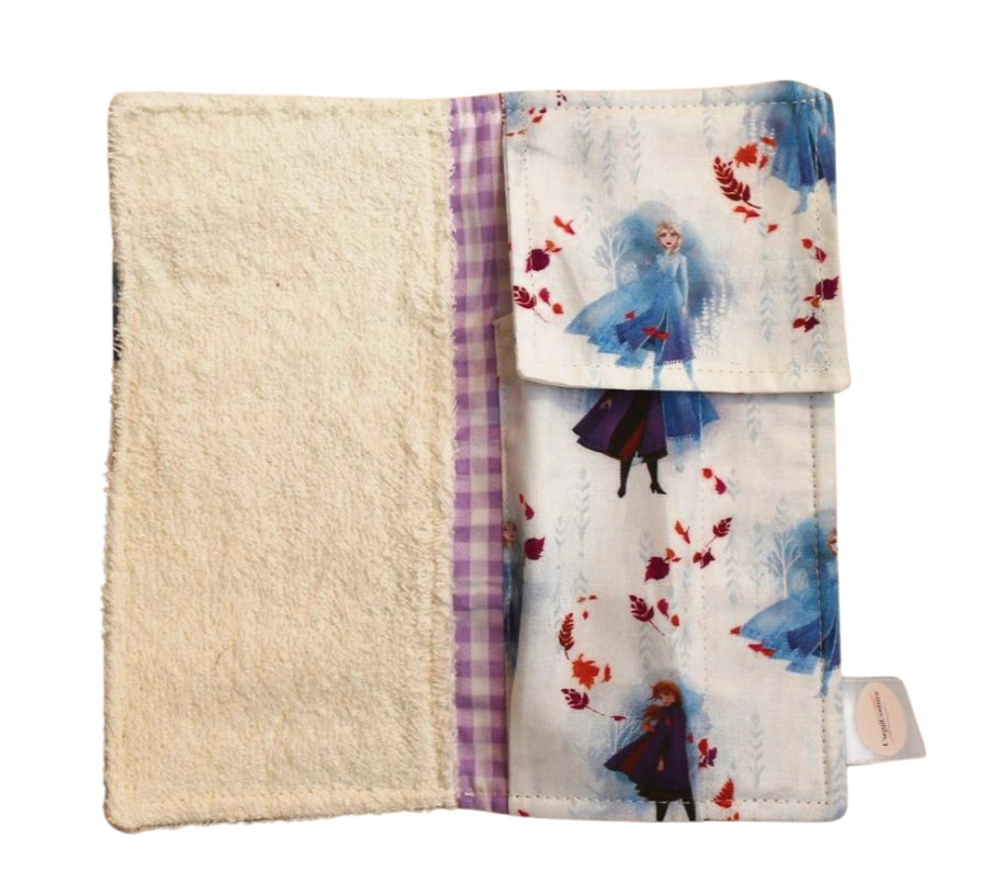 Interior del estuche dental infantil con bolsillo de Elsa y Anna de Frozen, fondo blanco para catálogo