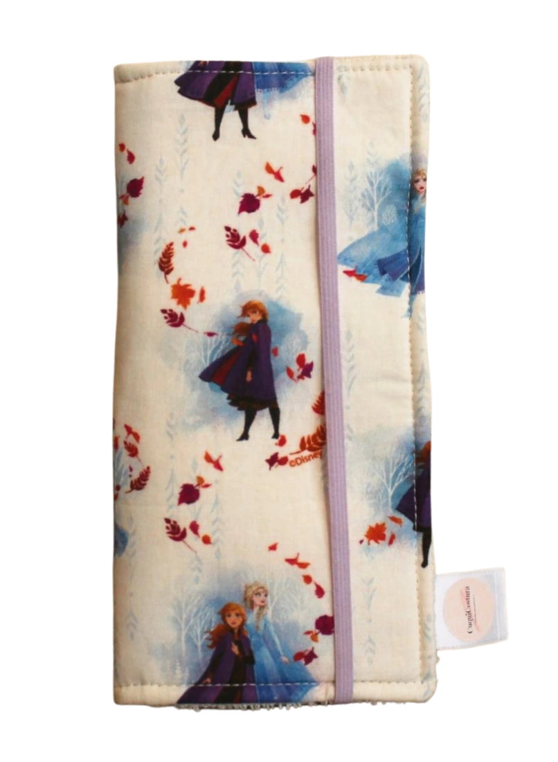 Estuche dental infantil cerrado con estampado de Frozen, con Elsa, Anna y hojas otoñales sobre fondo claro