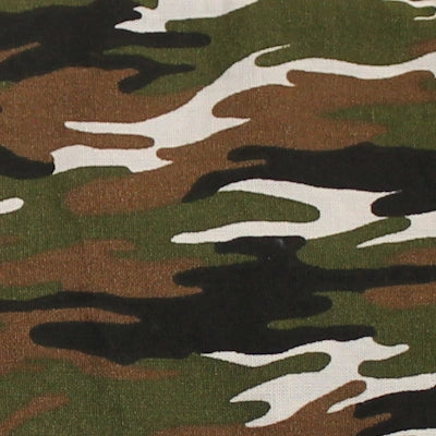 Detalle del estampado de camuflaje verde, marrón y negro sobre fondo blanco. Estilo militar infantil.