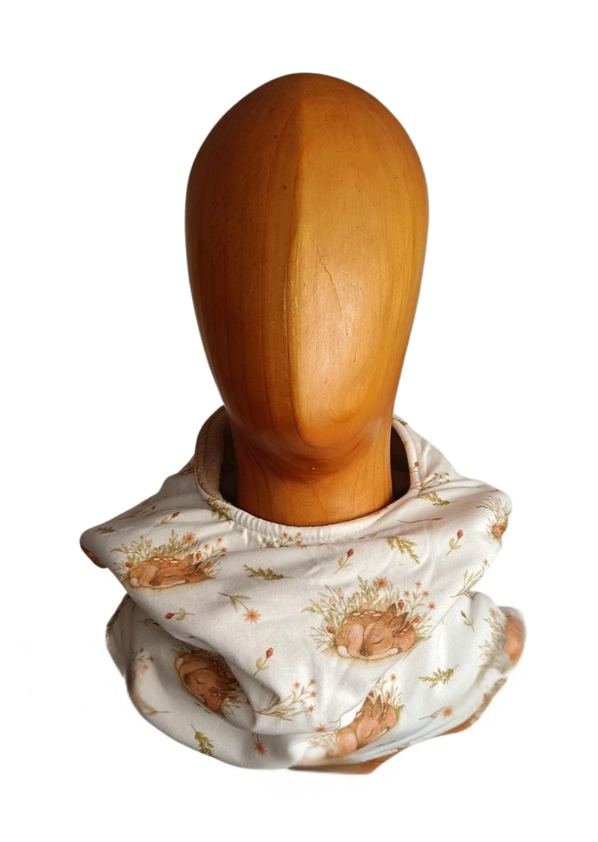 Braga de cuello Buff’n’hood artesanal, con diseño otoñal de ciervos dormidos, colocada en maniquí de madera.