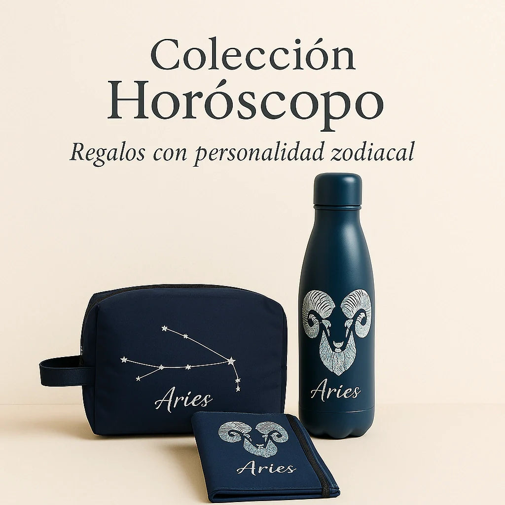 Colección Horóscopo de Shared Moments: pack regalo artesanal Aries con neceser, botella y estuche en azul marino, decorados con constelación y símbolo zodiacal, sobre fondo beige.