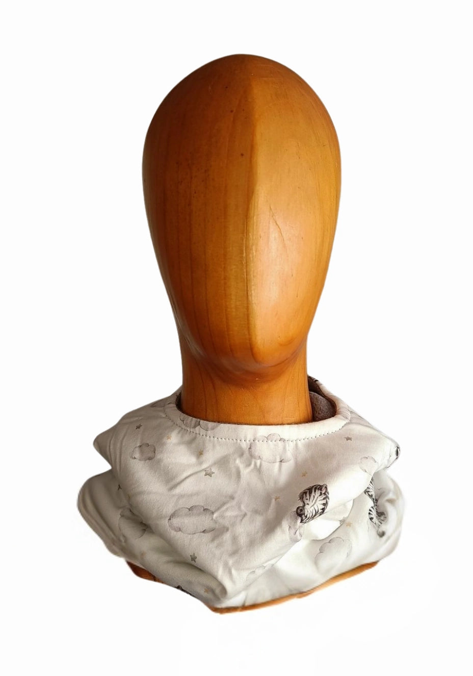 Vista frontal del Buff’n’hood con capucha colocada sobre un maniquí de madera.