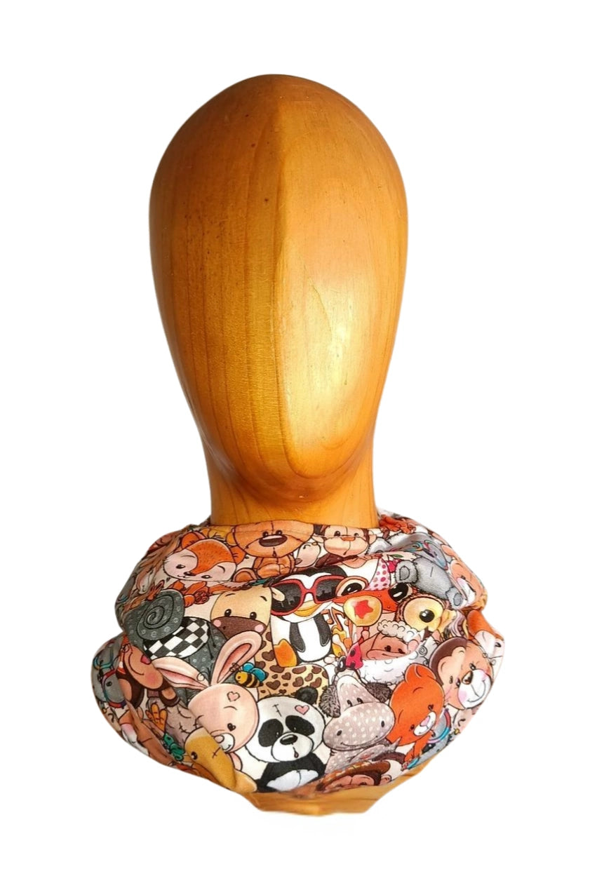 Buff'n'hood con estampado de peluches, mostrando la zona del cuello colocada en maniquí.