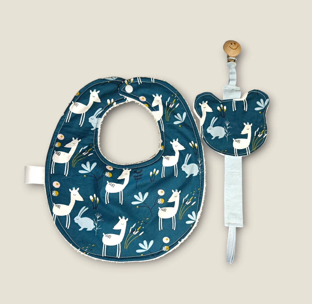 Pack Mini Yo – Esenciales de Bebé Ciervo Flor Azul con babero impermeable y chupetero a juego.