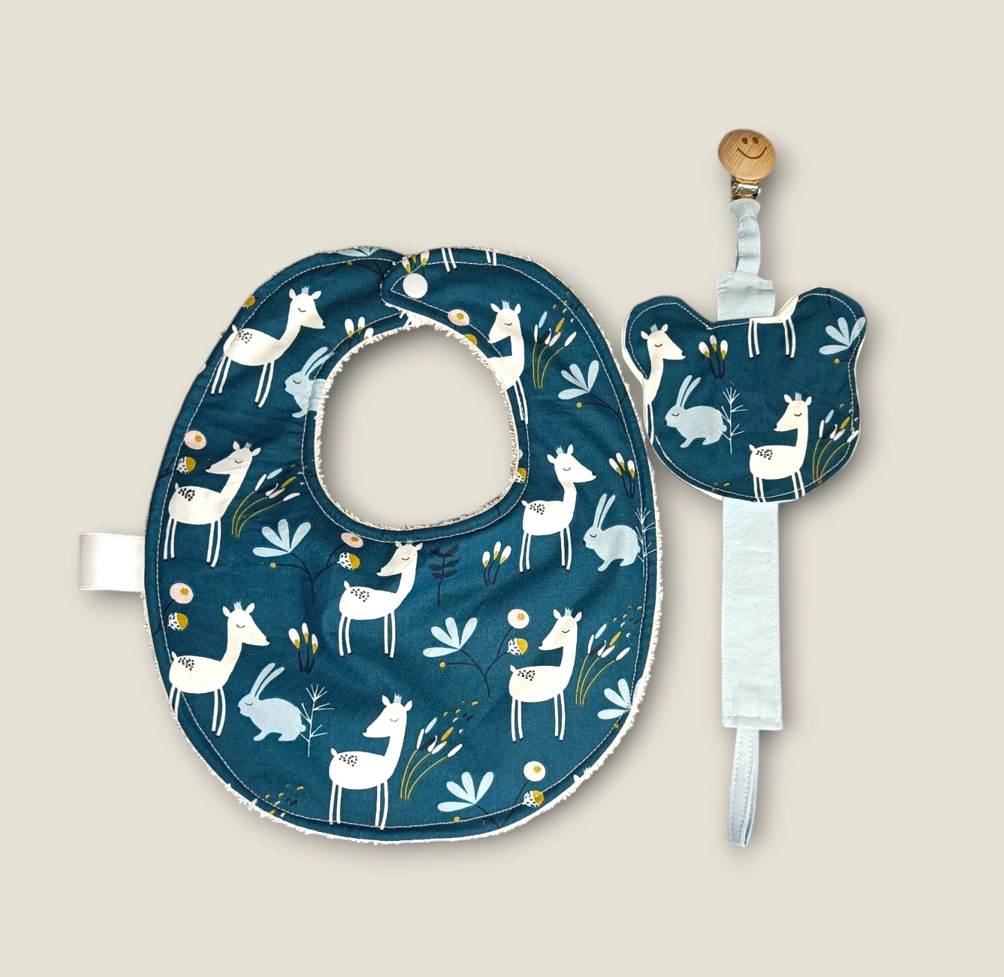 Pack Mini Yo – Esenciales de Bebé Ciervo Flor Azul con babero impermeable y chupetero a juego.