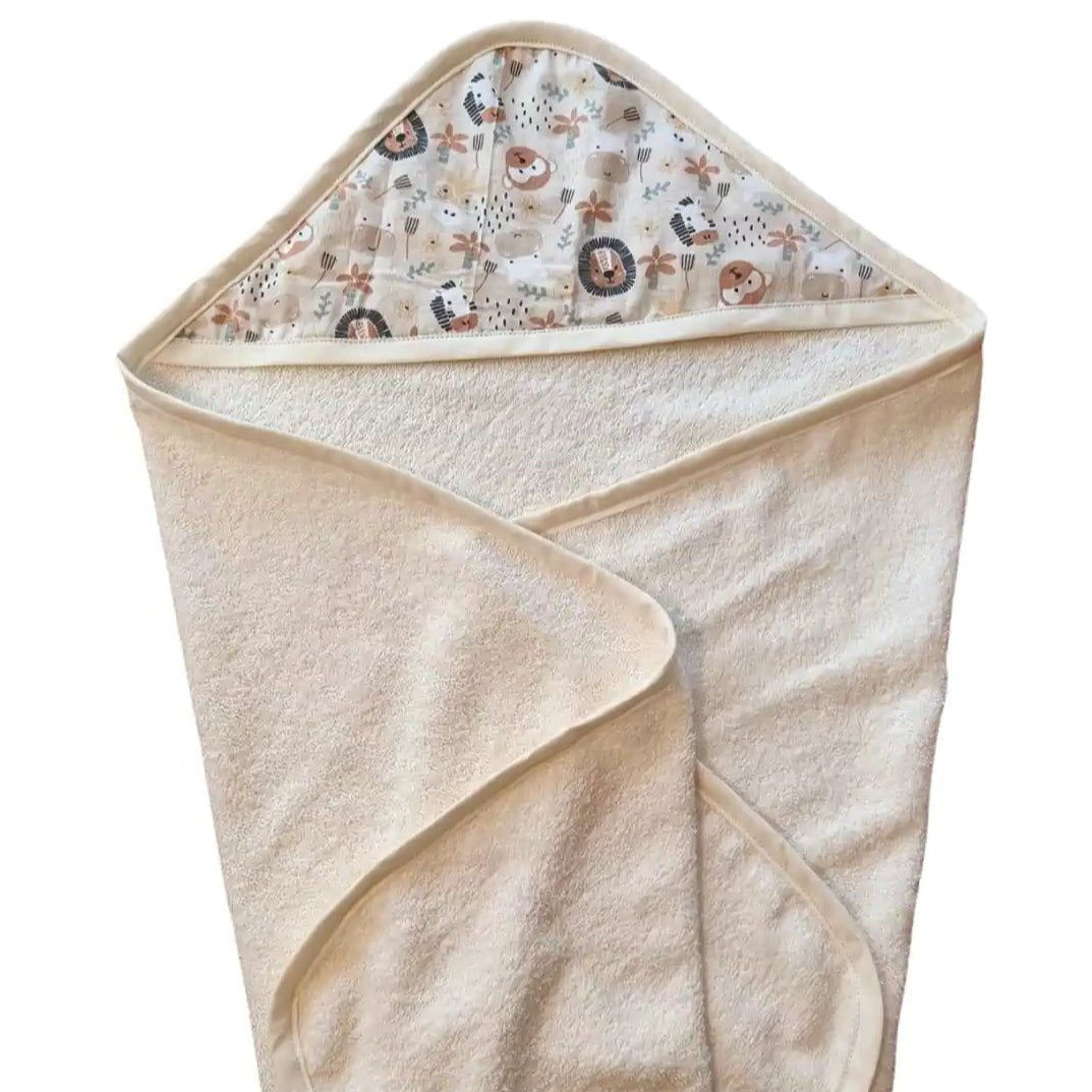 Toalla capa extendida con interior de rizo y capucha estampada de animalitos. [variant: Beige]