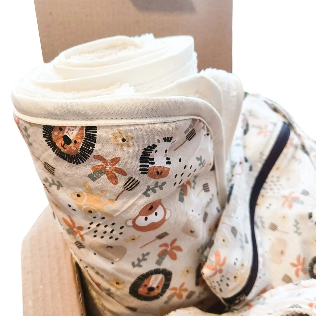 Vista cercana de la toalla enrollada con estampado Sábana y productos en la caja.