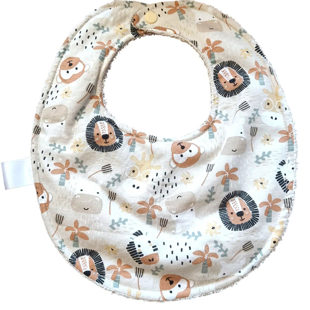 Babero redondo de 0–6 meses con tela de animalitos, suave y cómodo.