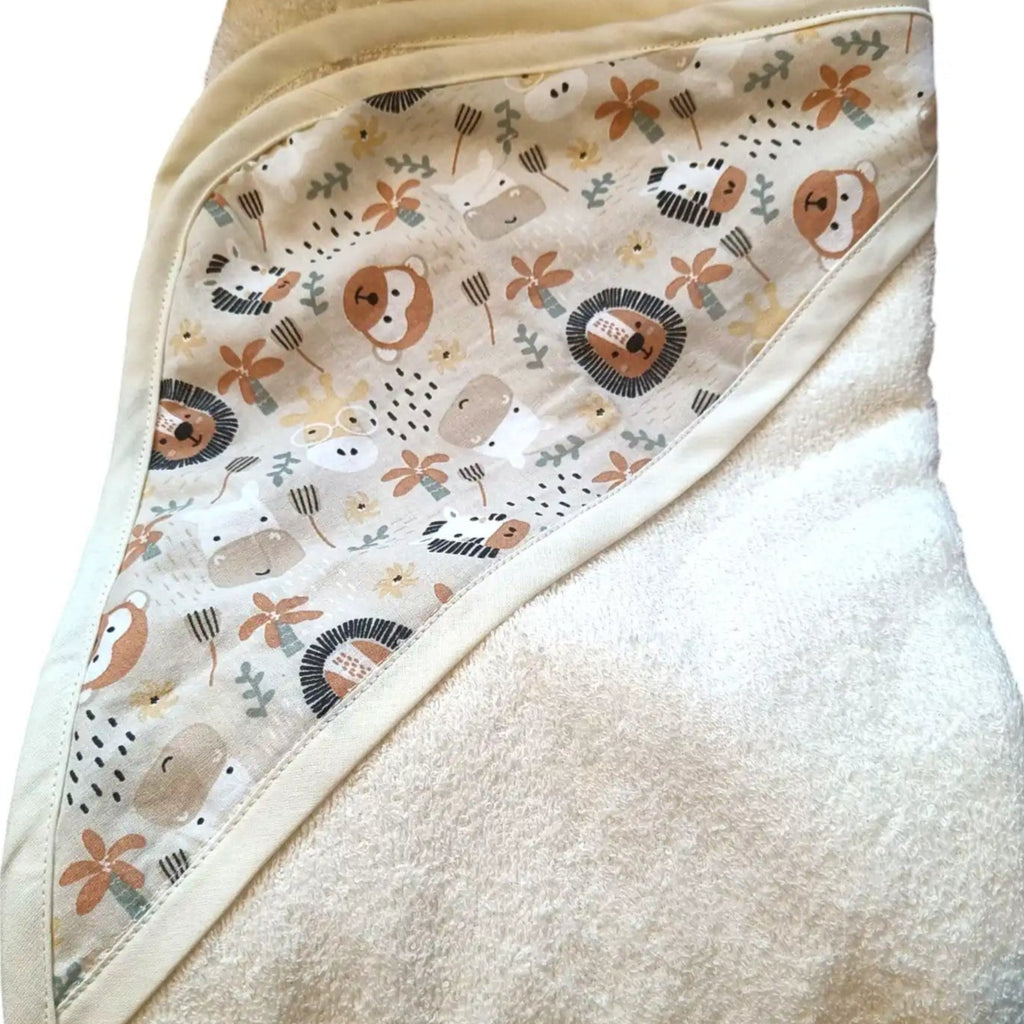 Toalla capa doblada con capucha visible, lista para regalar. [variant: Beige]