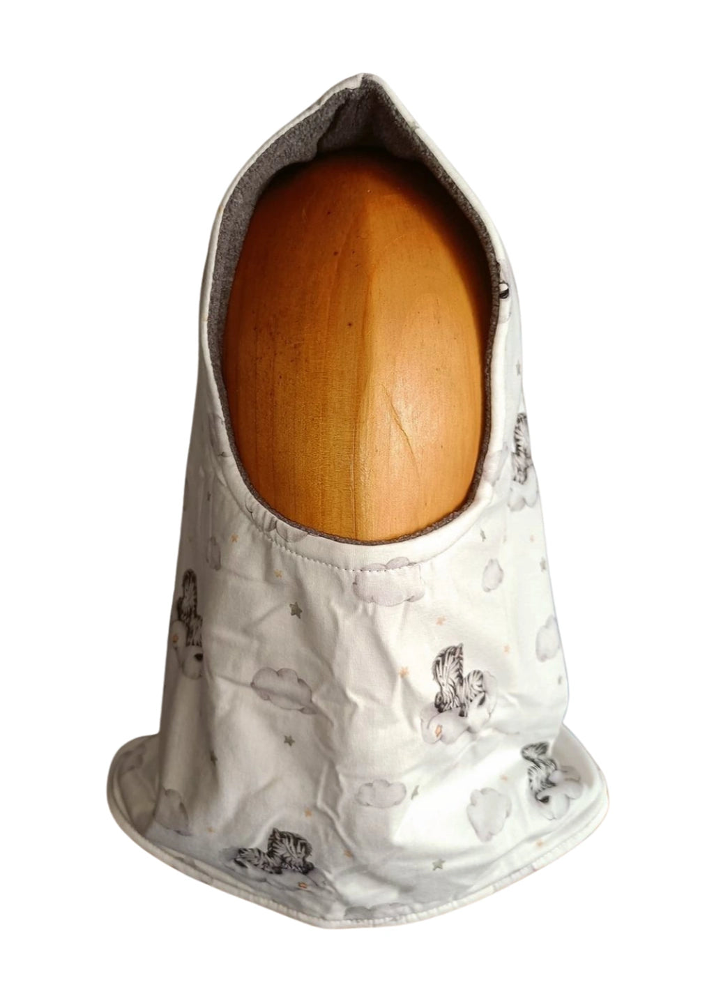 Vista frontal del Buff’n’hood con estampado de cebritas sobre nubes, colocado en un maniquí de madera.