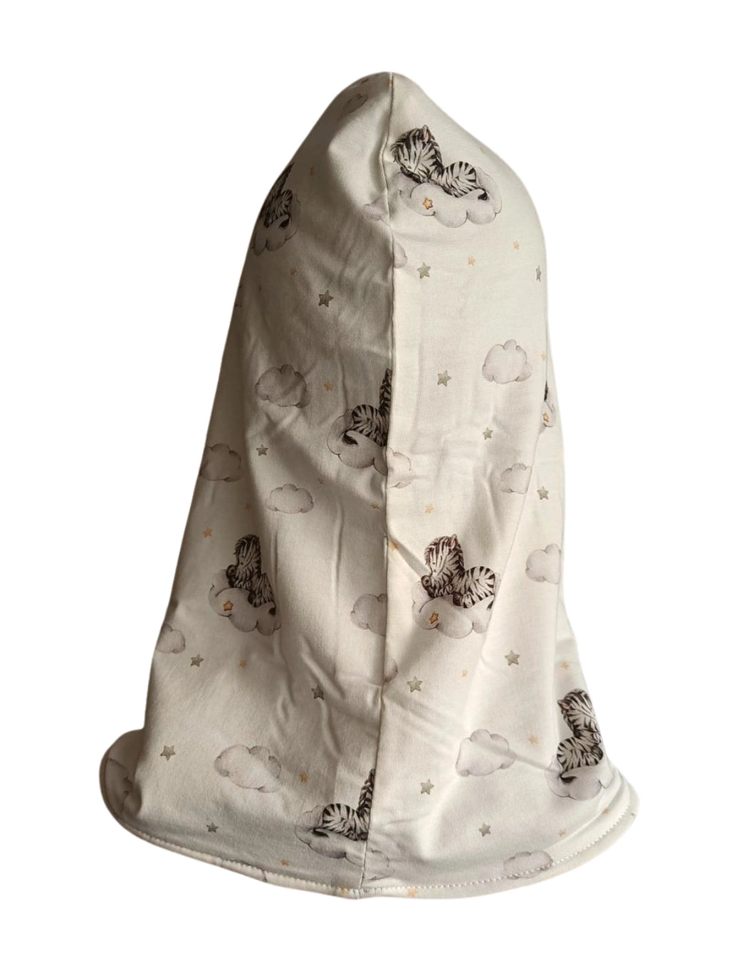 Vista lateral del Buff’n’hood mostrando la caída suave de la capucha y el estampado de cebritas.