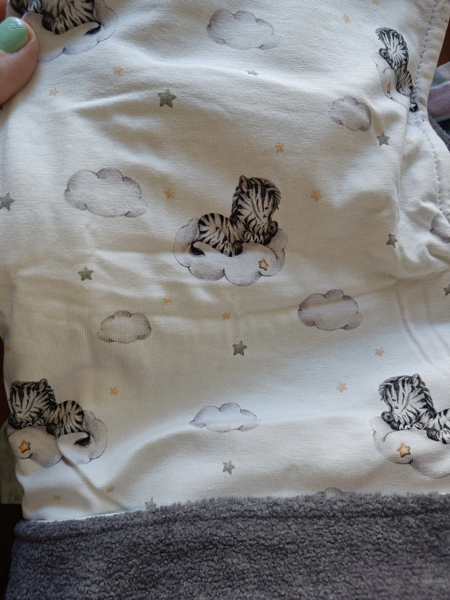 Detalle del interior del Buff’n’hood, mostrando la tela polar gris combinada con el estampado exterior [variant: Gris ceniza]