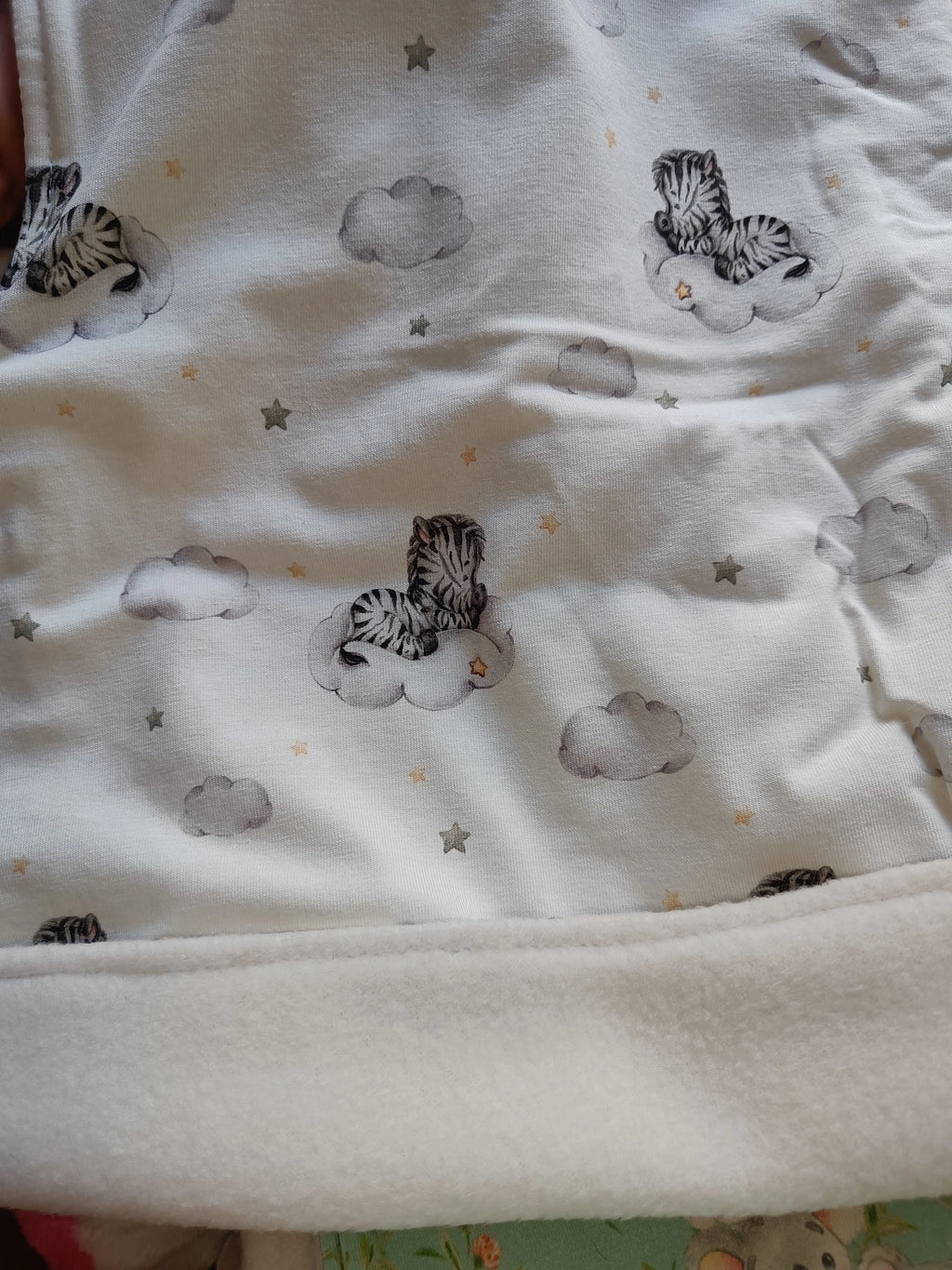 Detalle del interior del Buff’n’hood, mostrando la tela polar blanca combinada con el estampado exterior [variant: Blanco]