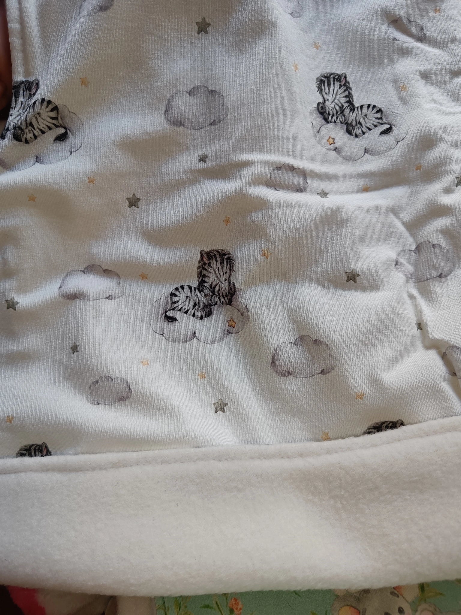 Detalle del interior del Buff’n’hood, mostrando la tela polar blanca combinada con el estampado exterior [variant: Blanco]