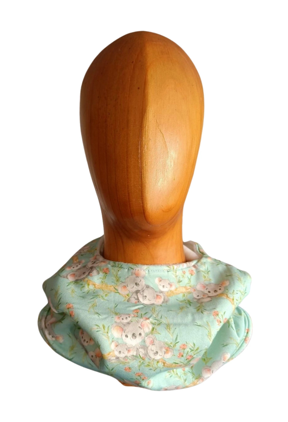 Braga de cuello Buff’n’hood colocada en maniquí de madera, sin capucha, mostrando el diseño frontal con estampado de koalas.