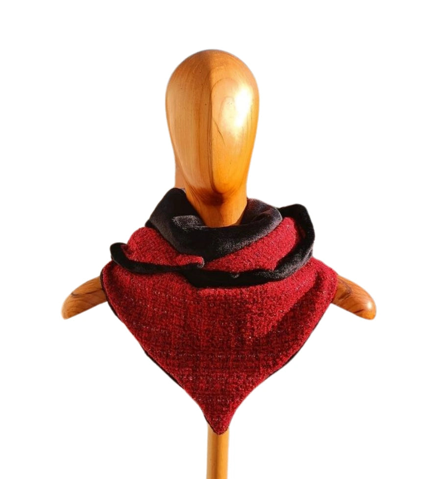 Bufanda triangular reversible Chanel rojo y coralina negra en maniquí vista frontal