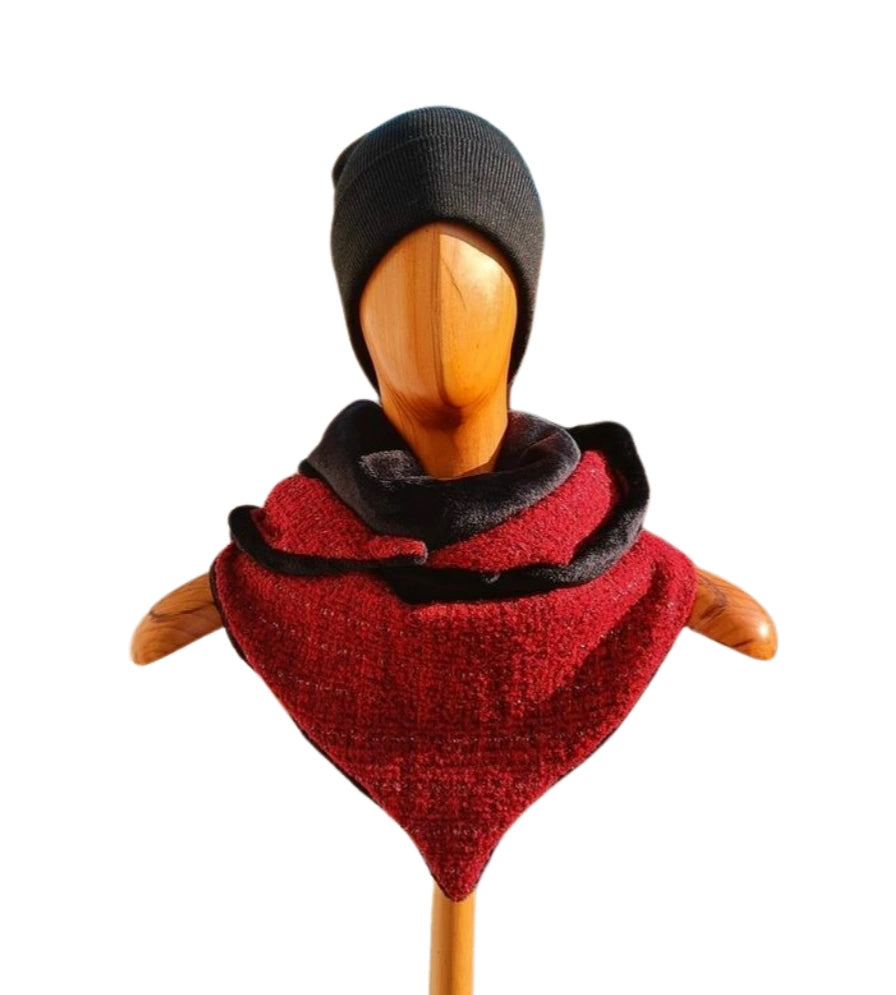 Bufanda triangular reversible Chanel rojo con interior negro vista frontal con gorroBufanda triangular reversible Chanel rojo con interior negro vista frontal con gorro