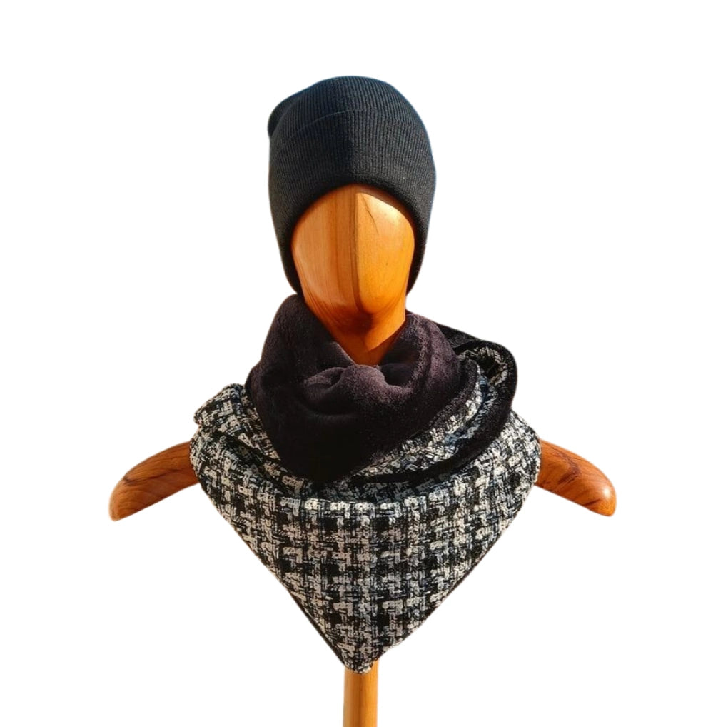 Bufanda triangular reversible tweed Chanel con interior de coralina negra, en maniquí. [variant: Negro]