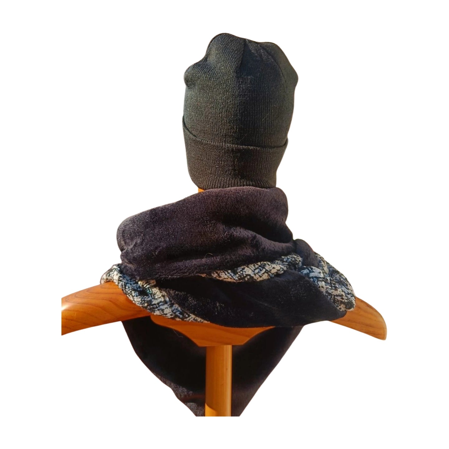 Bufanda triangular reversible con estampado Chanel exterior y reverso de coralina negra. [variant: Negro]