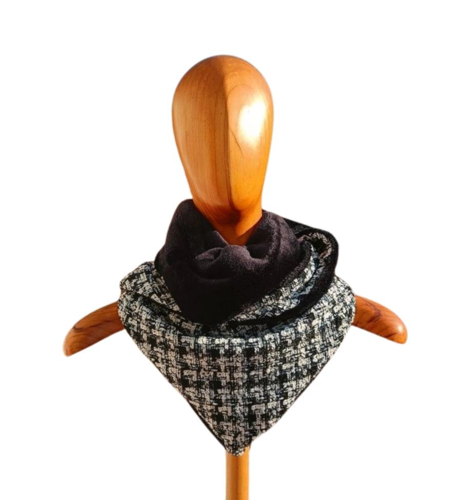 Bufanda triangular reversible tweed Chanel y coralina negra vista de perfil en maniquí. [variant: Negro]