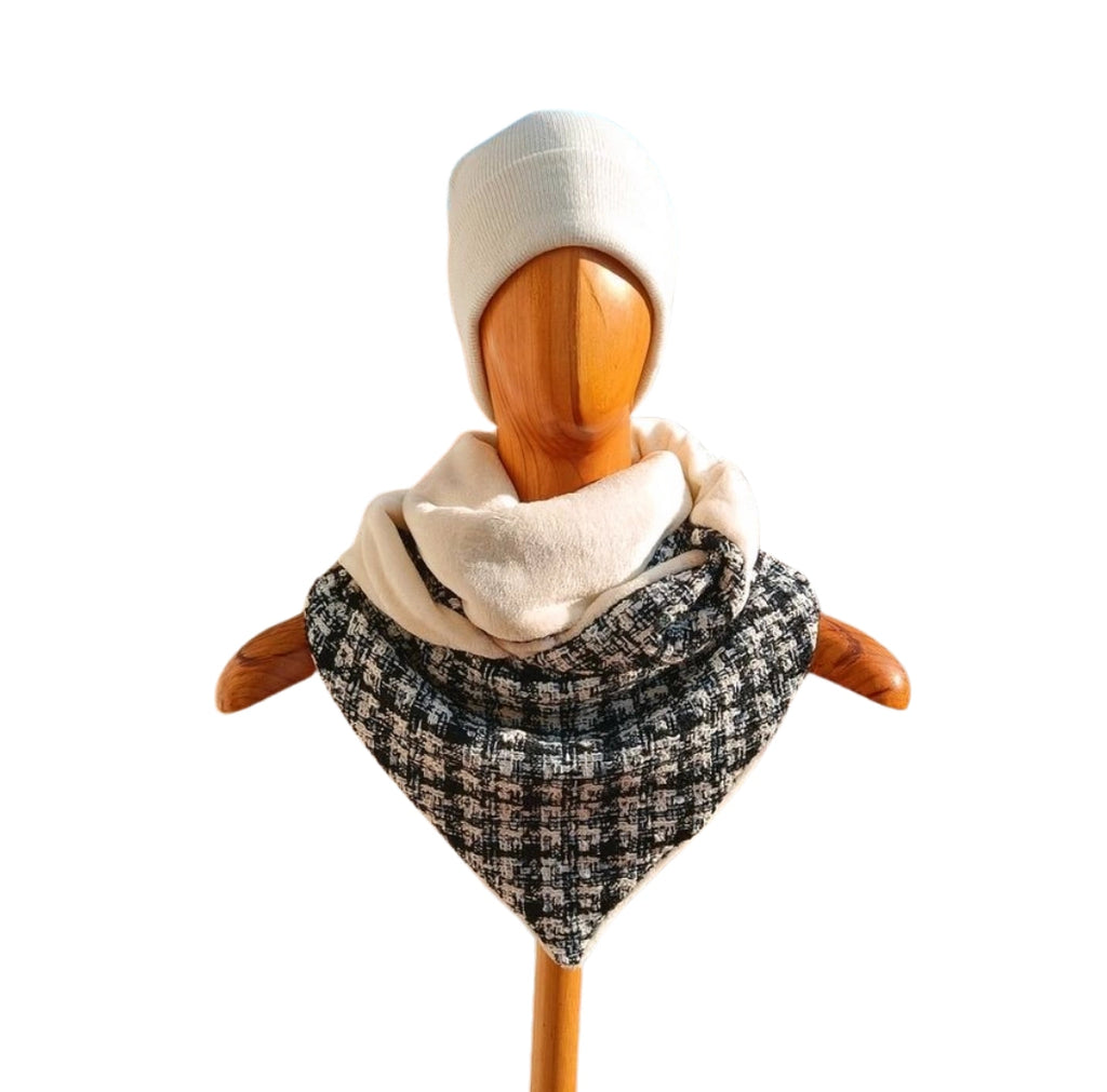 Bufanda triangular reversible Tweed Chanel y coralina en maniquí vista frontal