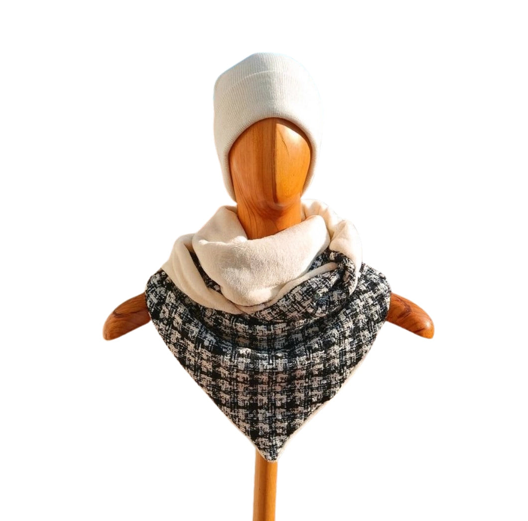 Bufanda triangular reversible Tweed Chanel y coralina en maniquí vista frontal