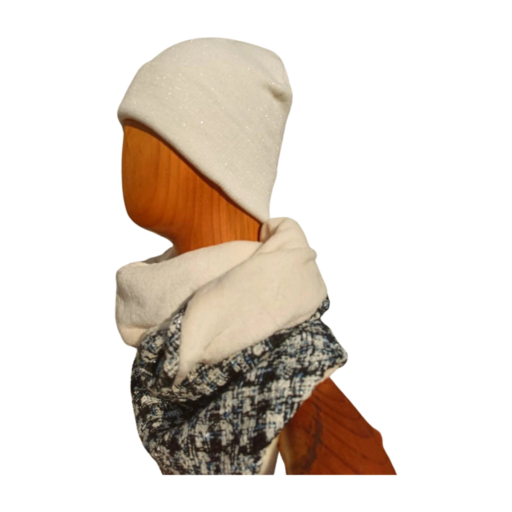 Bufanda triangular reversible Tweed Chanel y coralina vista lateral en maniquí [variant: Blanco]