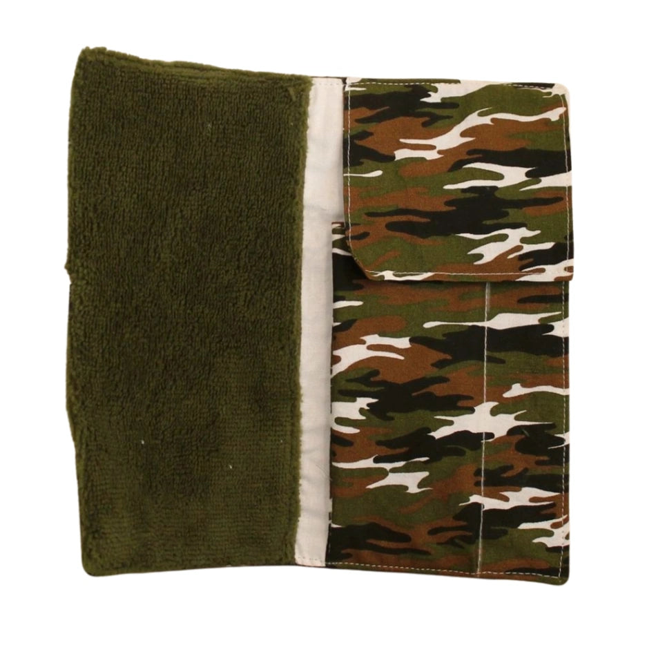 Kit dental infantil abierto mostrando el interior con bolsillo de tela camuflaje verde, toalla de rizo verde y forro blanco.