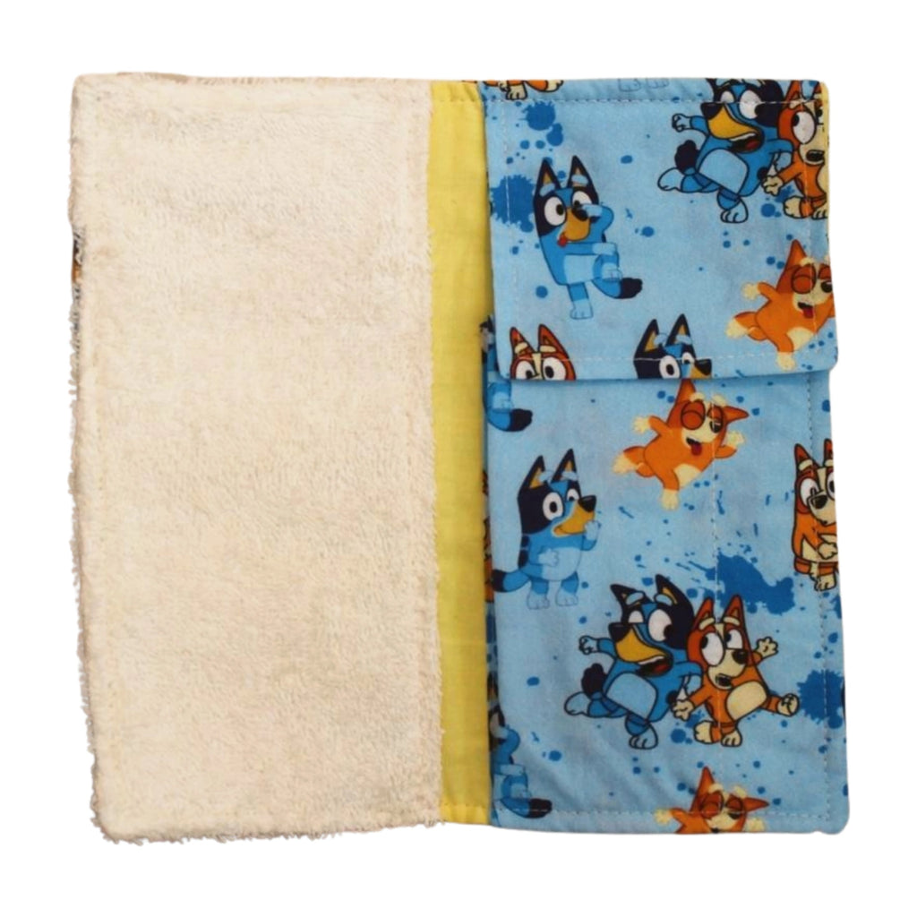 Vista interior del kit dental infantil con tela de Bluey y bolsillo, sobre fondo blanco para catálogo