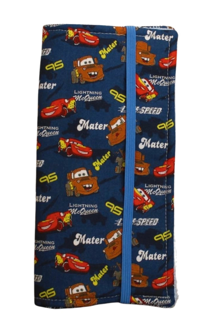 Kit dental infantil artesanal cerrado con estampado de Cars, con Rayo McQueen y Mate sobre fondo blanco para catálogo