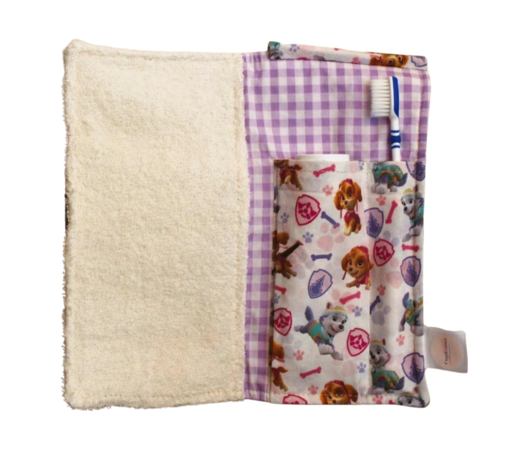 Interior del estuche dental infantil con cepillo incluido, tela de Skye (Paw Patrol) y forro vichy lila sobre fondo blanco