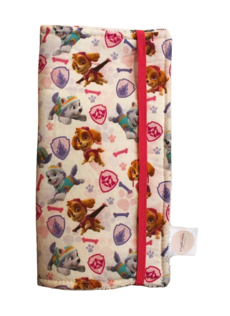 Estuche dental infantil cerrado con estampado de Skye y Everest, con goma rosa y fondo blanco