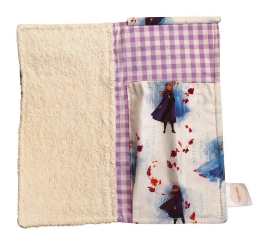 Kit dental infantil artesanal abierto con estampado de Anna de Frozen y forro de cuadros lila sobre fondo blanco