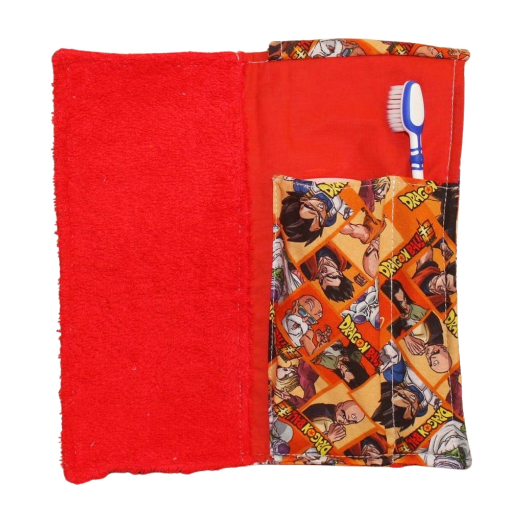 Interior del kit dental de Dragon Ball con bolsillo estampado y toalla roja, plano cenital. [variant: Rojo]