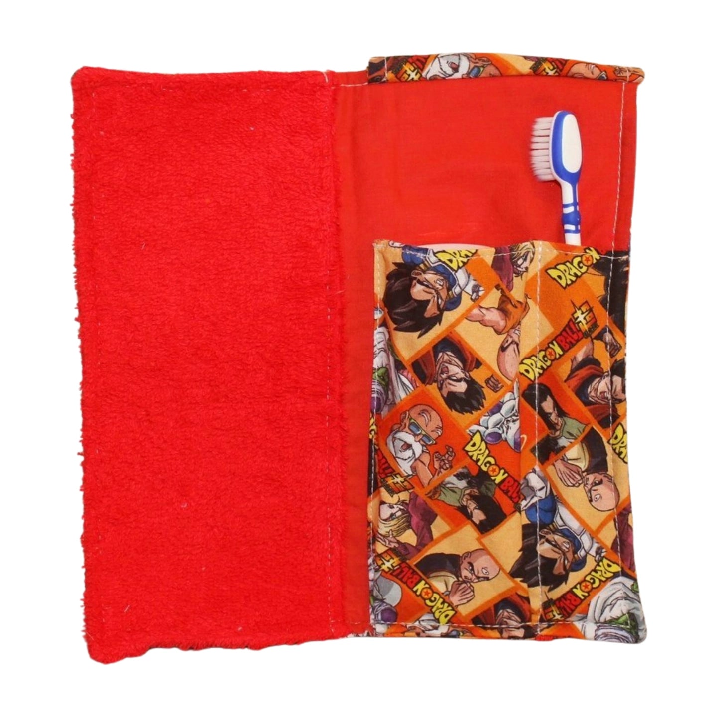 Interior del kit dental de Dragon Ball con bolsillo estampado y toalla roja, plano cenital. [variant: Rojo]