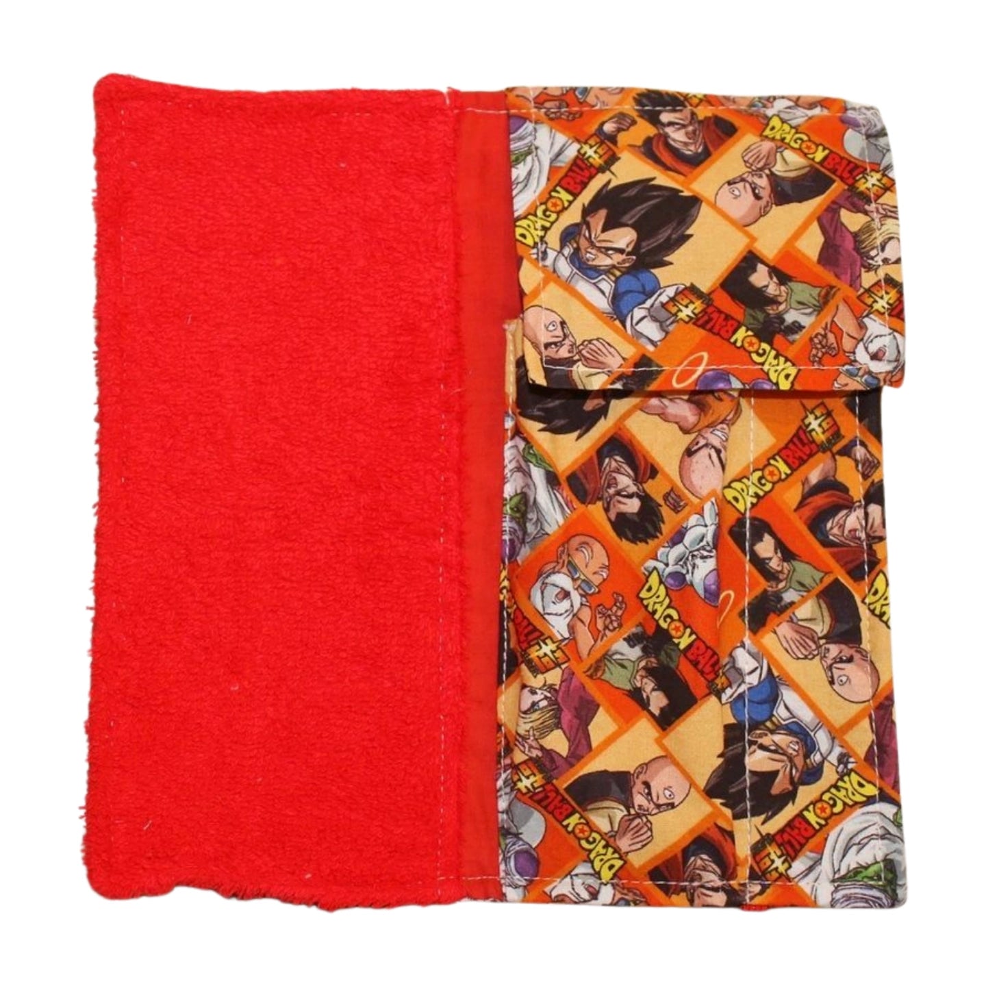 Interior abierto del kit dental Dragon Ball, con toalla roja y bolsillo para cepillo y pasta. Diseño práctico y colorido. [variant: Rojo]