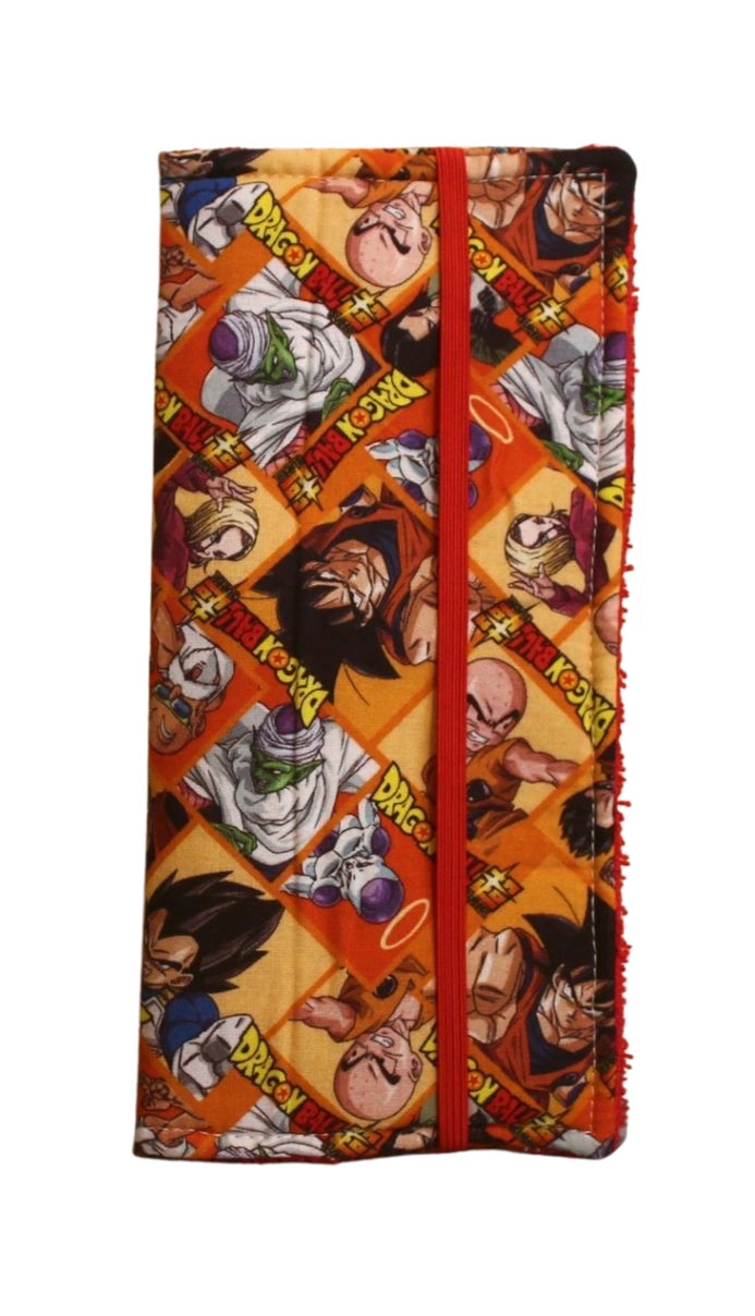 Vista frontal del kit dental Dragon Ball cerrado, versión con toalla naranja. Fondo blanco. [variant: Rojo]