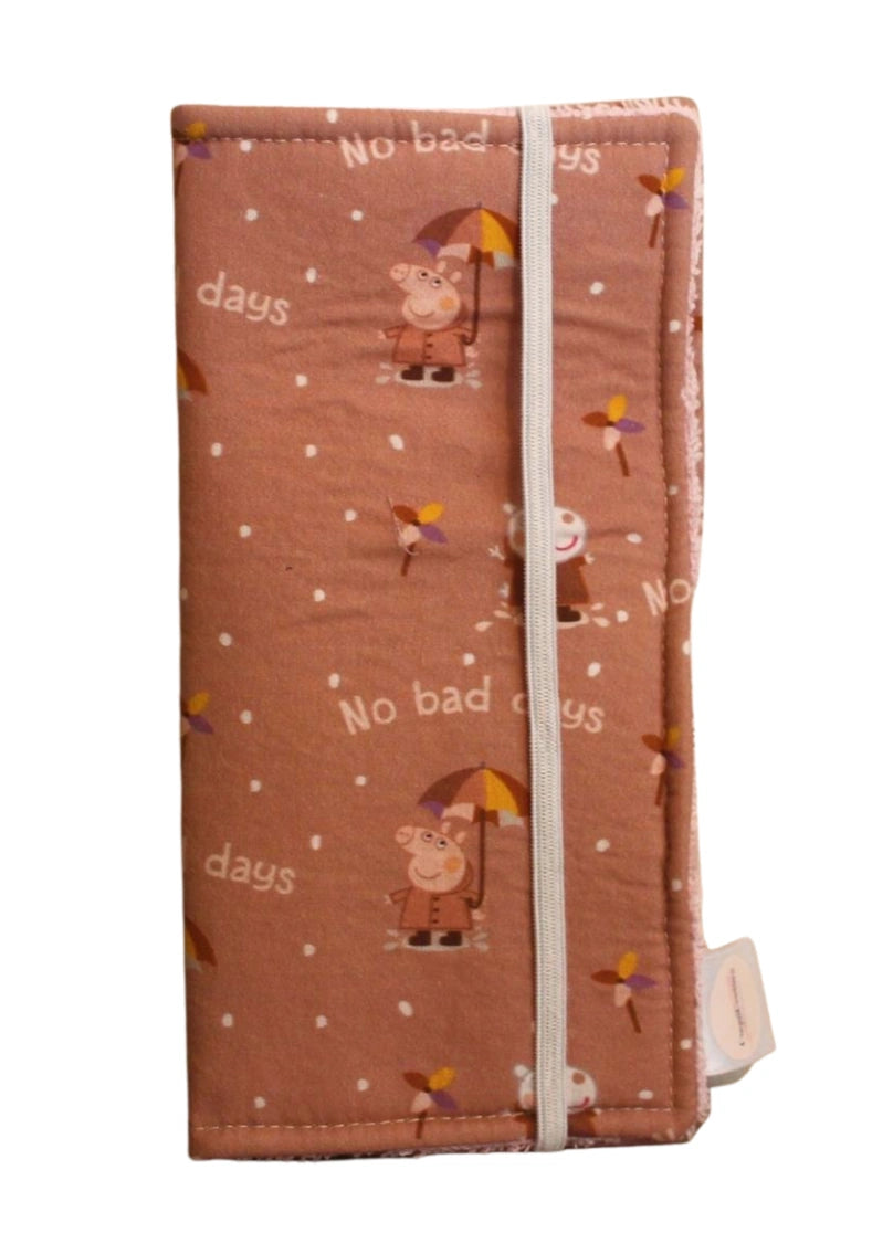 Kit dental infantil artesanal cerrado con estampado de Peppa Pig bajo la lluvia y texto "No bad days", sobre fondo blanco para catálogo