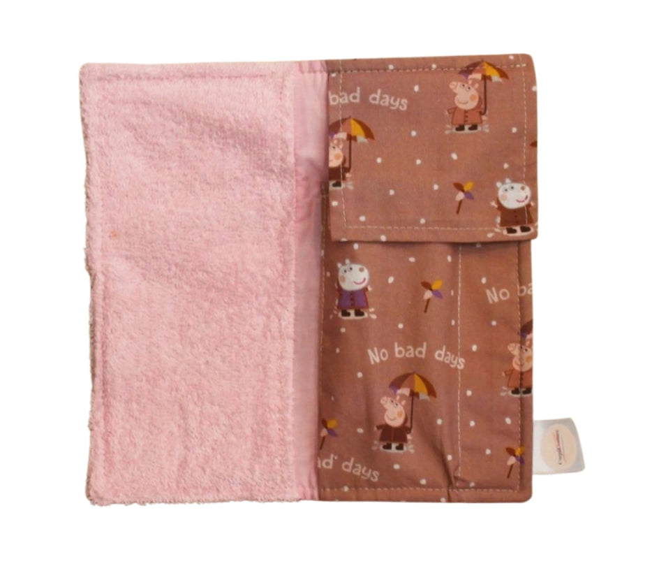 Interior del kit dental infantil con estampado de Peppa Pig y toalla rosa, ideal para mochila escolar