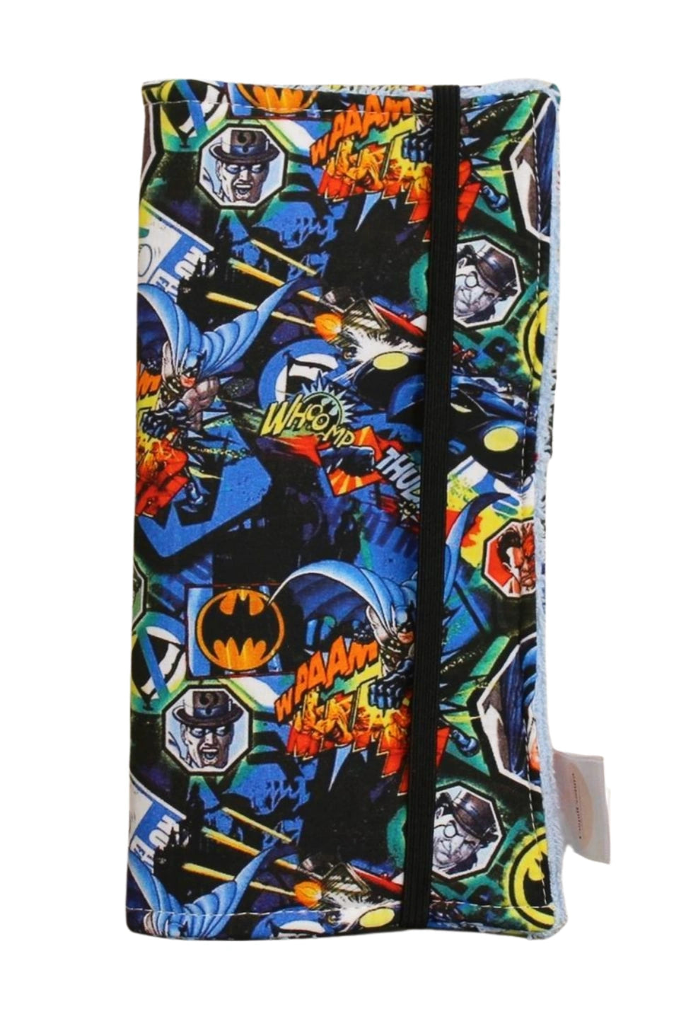 Estuche dental infantil cerrado con estampado de Batman, logotipos, viñetas y personajes clásicos de cómic