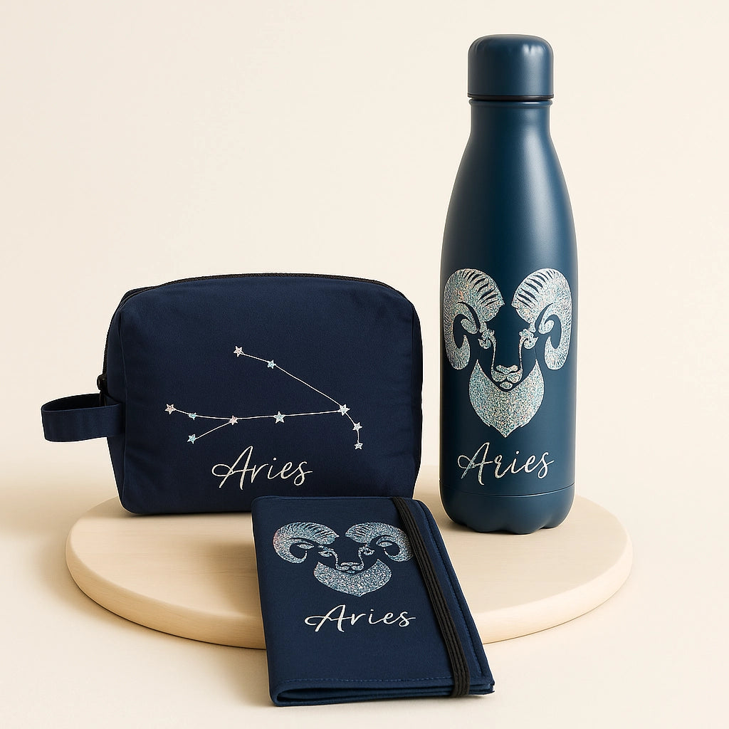 ack Horóscopo de Shared Moments compuesto por neceser artesanal estampado, estuche de kit dental y botella personalizada con el signo zodiacal, presentados juntos como opción de regalo original.