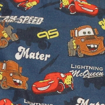 Detalle del estampado infantil de Cars con Rayo McQueen, Mate y textos sobre fondo azul marino
