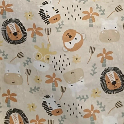 Primer plano de la tela Sabana con estampado de animales como leones, jirafas, osos y plantas en tonos beige y mostaza.