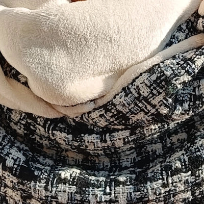 Detalle del tejido Tweed Chanel y la corailna en la bufanda triangular [variant: Blanco]